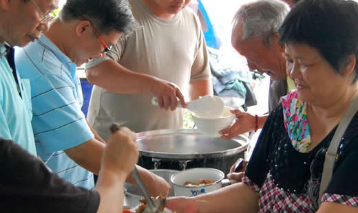 她是阿麗姊，一位堅強的台灣妻子和母親。