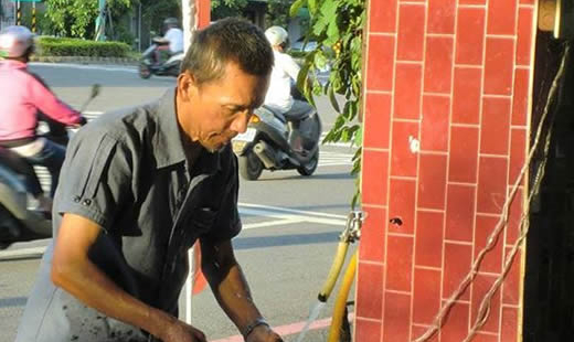 記得我剛來台南的時候初次遇見他，只見他緊張兮兮的跟我說：「剛剛有人要找我單挑！」