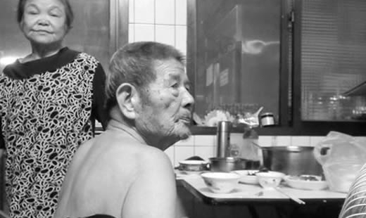 從悶熱的大廚房穿越，我們進到了原本是儲存室的大房間裡面，見到了林爺爺一家八口人。