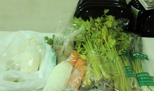 不容易找到工作的阿清剛下班，奮力蹬著腳踏車來到台南恩友，問我可以載他到超市嗎？