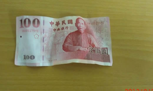 傍晚五點半，台北仔一身水泥灰的衝進教會