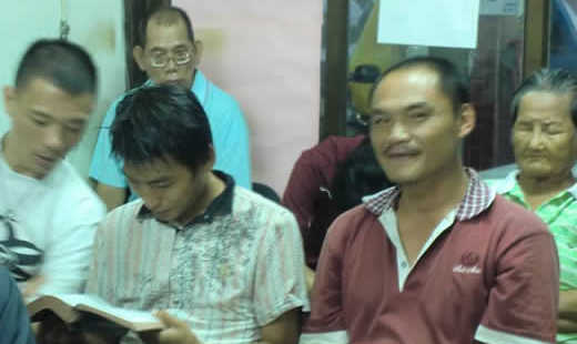 兩位年輕的街友，在右邊這位老大哥的引領下，來到台南恩友中心用餐。