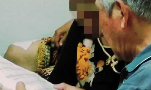 傍晚，看見老夫婦共用一本詩歌本，一同唱和著，