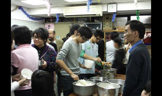 台北板橋竟出現年輕街友，不僅里民視而不見，流浪到中壢後，才有人介入關心！