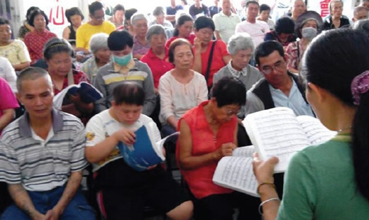 小茱是一位五十多歲未婚婦人，平時是以婚喪喜慶國樂表演維生，但收入很不穩定