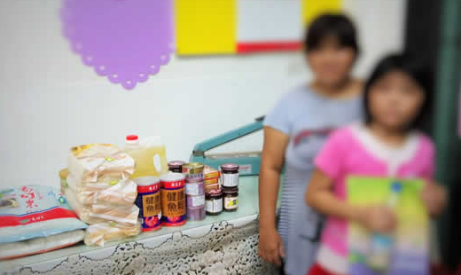 母親只有１４０幾公分，甚至比小學四年級的小女兒高不了多少