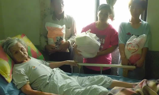 ８６歲的鄭阿嬤左手、左腳殘障，還患有腦瘤跟老人癡呆症。