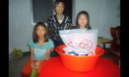 黃昏時分，游先生拿著恩友月刊，走進來金山恩友中心尋求協助