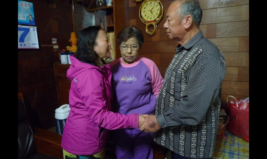 一家三個兒子，跑了二個媳婦，留下失去母親的孫兒女讓祖父母照顧