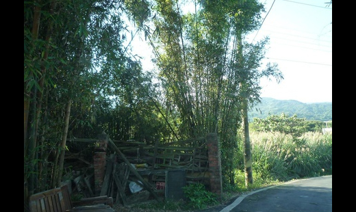 原來在這不屬於自己的土地上所蓋的"土角厝"，裡面的男主人從小就罹患小兒麻痺