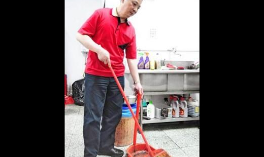 張永富過去也曾是營業額數百萬的成衣批發商，因染毒、違反槍砲彈藥管制條例被判無期徒刑