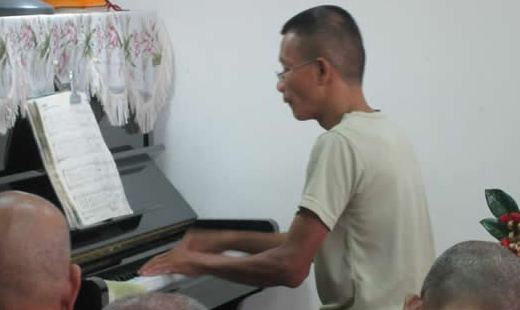 大家都叫他阿忠．只要空餘的時候都到三民恩友中心為我們的敬拜司琴