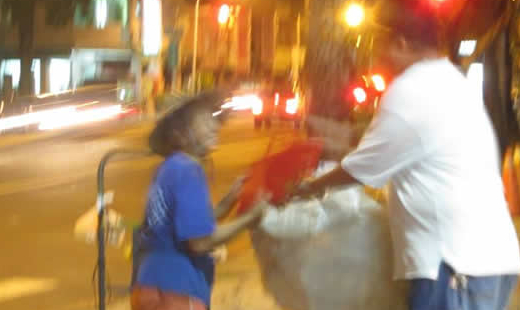 一直惦記著留一盒給每日經過高雄三民恩友中心的拾荒阿嬤。