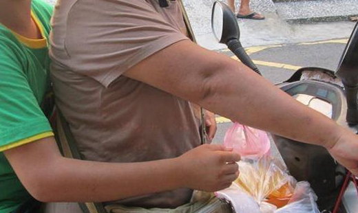 這位媽媽身體也不是很好，帶著二個兒子，及一個女兒，年紀約在12~16歲之間