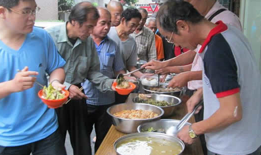 阿政（左一），今年約在30歲上下，走路一跛一跛的。我來台中恩友約有一個禮拜之後，才看到阿政。
