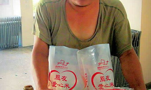 這位弟兄，是領有政府補助的中低收入戶。雙親都已不在了，而兄弟姐妹，也都各自成家立業有自己的家庭。