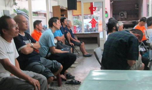 來到恩友台中教會沒多久，這位眼鏡哥便出現了。每天早上一早，就到教會來幫忙，擦桌子、椅子，掃地清潔....