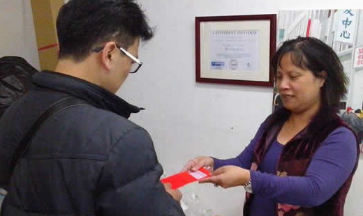 爸爸帶著９歲的女兒到外面散步。女兒很乖巧，一路上不吵也不閙。