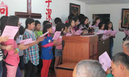 在小朋友的獻詩歌聲中，開始了我們的敬拜。