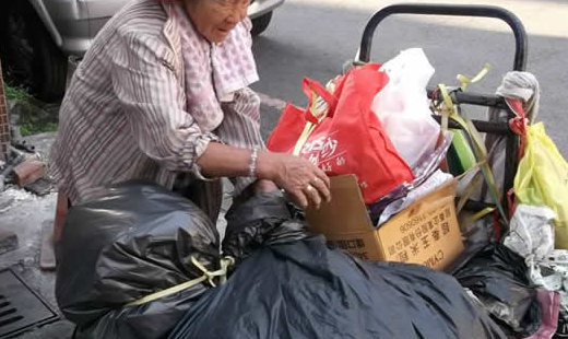 下午來了一位阿婆，裏面的會眾，看這位阿婆還沒吃中餐，於是買了一碗麵讓阿婆吃。