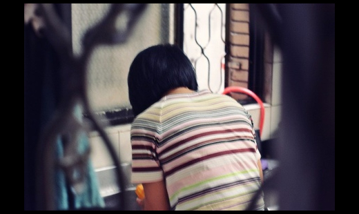 我好奇這位婦人為什麼會這麼熱心，等她騎車載走衣服時，走到一旁問了問管理人黃弟兄