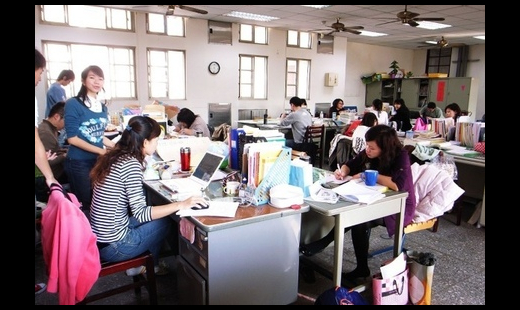 我的家庭環境 過去其實很不錯，只是沒有信仰，受了迷惑，家道中落，我連教職都丟了，差點連貞操都沒了。