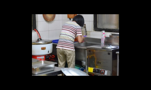 你無法想像一個全校不到300名學生的國中，有一半以上，生活離不開『菸、酒、檳榔』吧？！