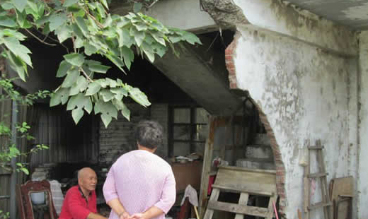 他是雄伯，今年74歲，一個人住在頭份東興大橋堤防邊的廢棄屋中已經好幾年。