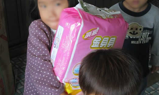 中午帶著姊妹奉獻的尿布、小朋友冬天的衣服和一些罐頭到後龍，車停好叫們卻沒有人回應