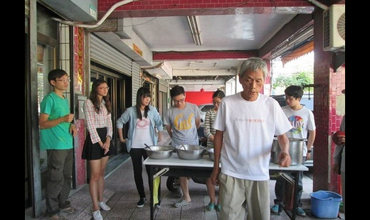 他是台光，曾經是一位很好的廚師，有著妻子，小孩，美滿的家庭。