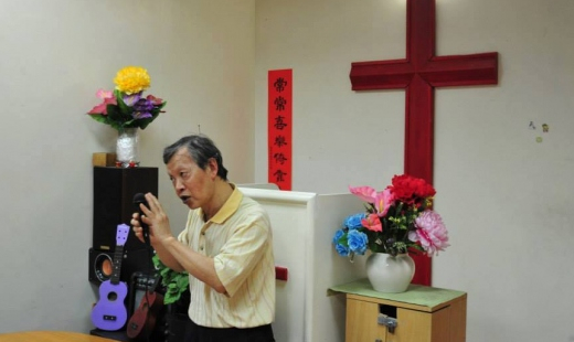 汪英德曾是最年輕的台陽美展金牌獎得主、七棟房子和一個幸福家庭的主人；也曾經流落街頭、成為街友。