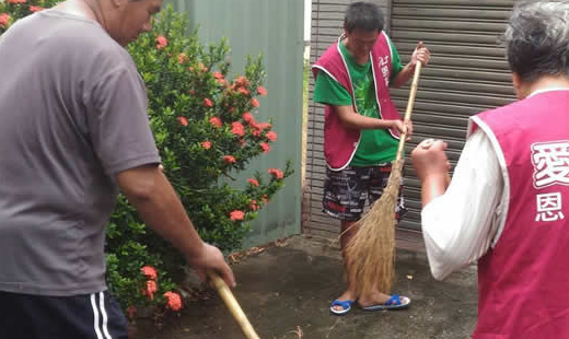 每次去社區打掃的時候，他因為身材壯碩，都穿不下教會的小背心。總留下特別醒目的身影。