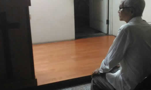 最常捕捉到的，是他們靜坐著，沉思，發呆，懷想……的鏡頭