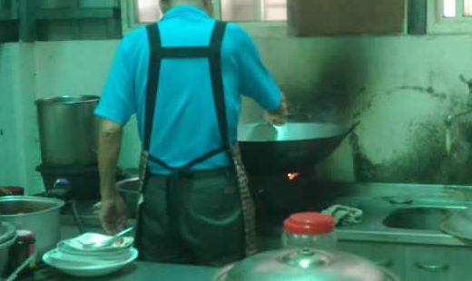 他是明輝，中華恩友的廚師。