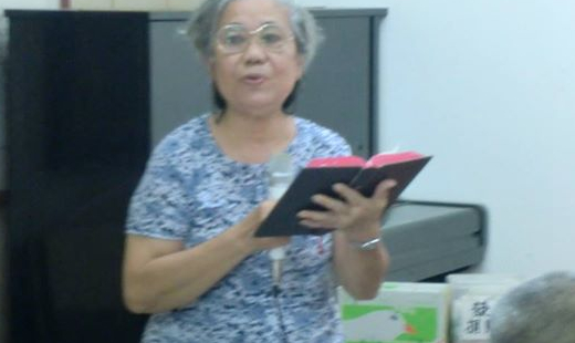 她是李老師。浸信會的教友。