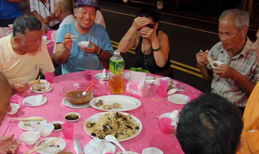 大姐不愛拍照，只要看見相機都會習慣性的閃躲著。