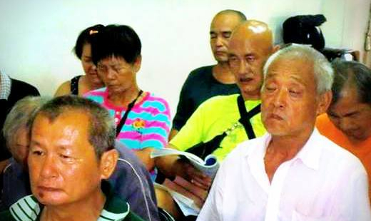 她總是牽著他的手慢慢走進台南恩友。