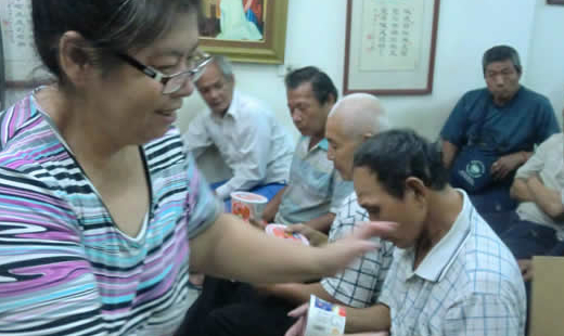 她是一個家暴失婚的姊妹，身體也不是很好，原本因為繳不出房租而面臨被房東趕出，即將流落街頭的困境。