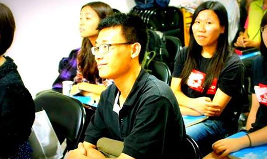 當台上唱著「耶和華祝福滿滿」這首詩歌時，我的心悸動著。