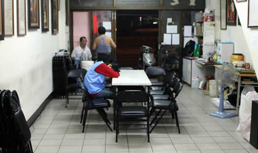 她剛來的每天都會掉眼淚，身體也很差。有朋友建議我把她送到其他相關單位收容安置。