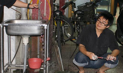 大家都叫我小董。我在台南恩友負責廚房的工作。