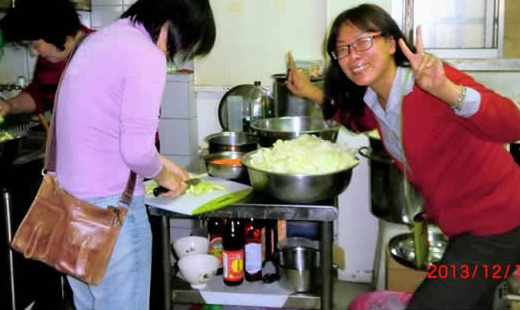 臉書上的好友Joey Su帶著兩位天使夥伴歡歡喜喜的來到我們鐵支路旁的恩友中心