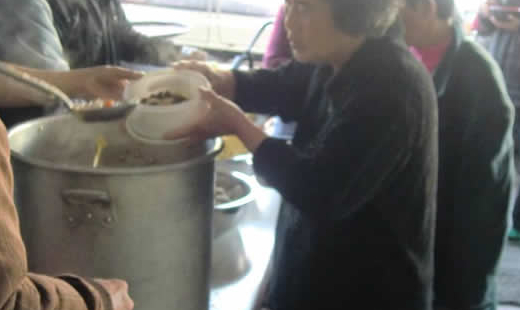 那一日傍晚，她為了趕來台南恩友用餐，闖過已然落下的鐵路平交道衝了過來。