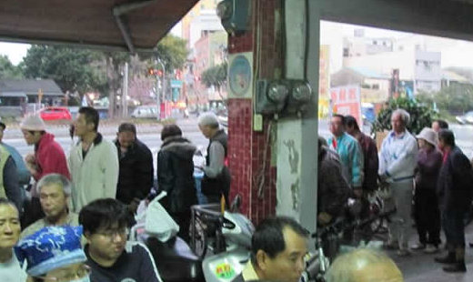 傍晚，供餐前敬拜的時候，突然走進一位旅人，滿是風霜的痕跡，盡是漂泊的傷痕。