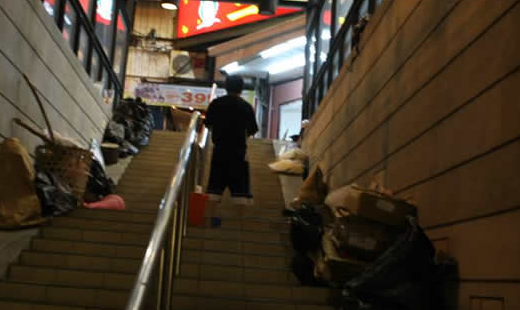 距離上一餐進食，已過了23小時，從胃底深處傳來的空虛感覺讓他全身都不舒服著。