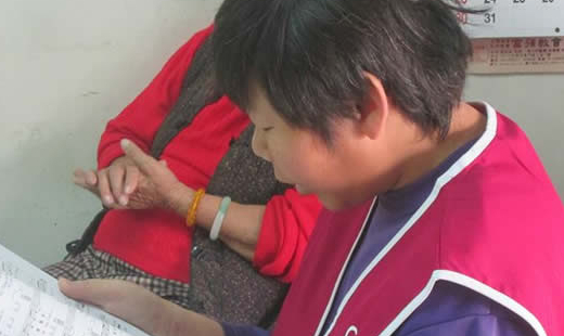 這個孩子，身高１８９公分，聲音尖細，動作非常遲緩。他叫做阿龍。