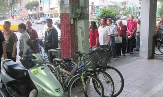 一年八個月之後的昨晚，阿姨跟我招手要我過去