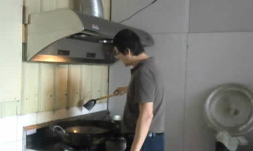 他說他當過捆工，幹過工地粗工。還當過跑龍套的臨時演員。曾經是流氓，也當過無賴。