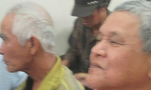 他每天都從馬路的另一邊走過，邊走邊望著台南恩友中心。