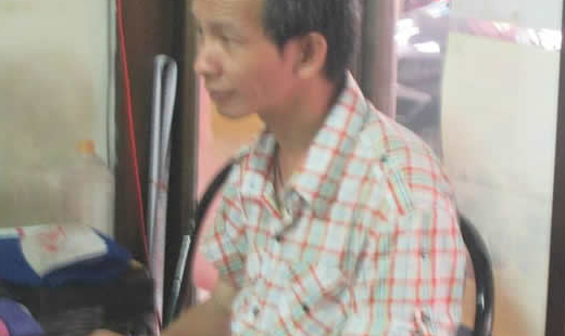 他叫做阿貴，一個多月以前開始來到恩友中心用餐跟沐浴，晚上睡在東豐地下道。